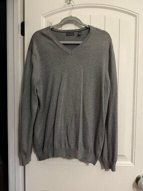 Men’s large gray van huesen v neck sweater like new